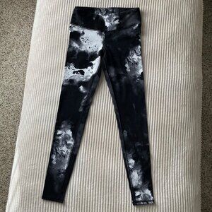 ALO Yoga Women's Airbrush Leggings Blast Black - White Tie Dye Marbled - Size XS